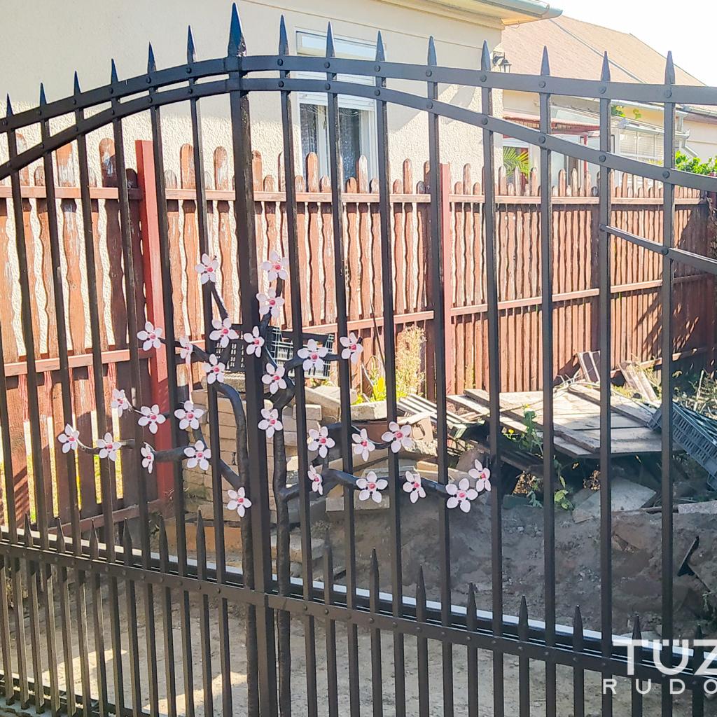 virágos kerítés
